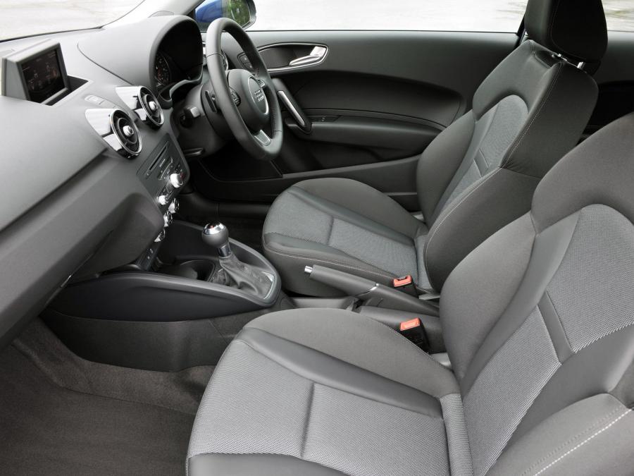 Интерьер Audi A1 TFSI (8X) 2010 года  (UK) (фото 4 из 13)